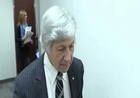 Доктор Норман Барвин (Norman Barwin) устидан 11 киши судга