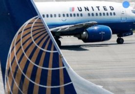 United Airlines компаниясига тегишли самолёт бортида йўловчилардан бирини чаён чақиб олди фото