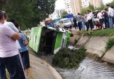 Тошкентда автобус каналга тушиб кетди (видео) фото