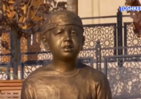 Tashkent City халқаро ишбилармонлик марказидаги боғда адиб