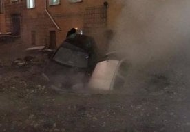 Sankt-Peterburgda bir necha mashina qaynoq suvli chuqurga tushib ketdi фото