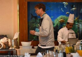 Yurgen Kloppni Dohadagi mehmonxona restoraniga akkreditatsiyasiz kiritishmadi фото
