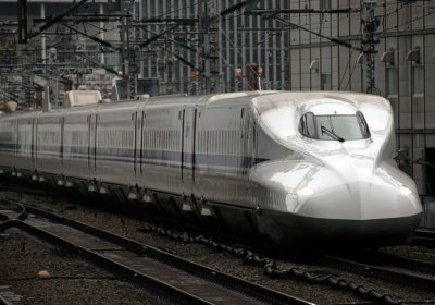 Япониядаги зилзила оқибатида тезюрар поезд издан чиқиб кетди фото