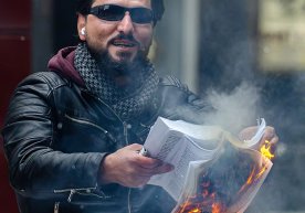 Швецияда Қуръонни ёққан эркак ўлдириб кетилди фото
