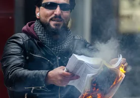 Shvetsiyada Qur'onni yoqqan erkak oʻldirib ketildi фото