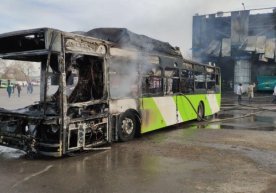 Юнусободдаги автобус саройида икки автобус ёниб кетди фото