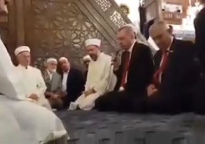 Туркия президенти Жума намозида Қуръон тиловат қилди (видео) фото