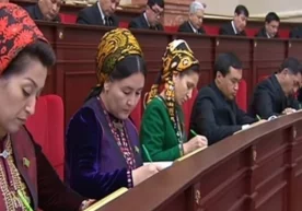Фото: «CentralAsia» (TM) Туркманистонда ўқитувчилар яшил