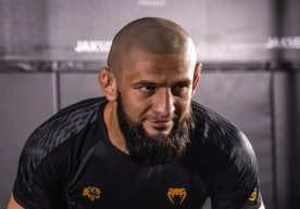 UFC саҳнасида ўзининг агрессив услуби ва ишончли чиқишлари