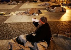 6 yoshli qizcha kun davomida uysizlarga oziq-ovqat va pul tarqatdi фото