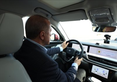 Prezident Erdo‘g‘on ilk milliy elektromobilni haydab ko‘rdi фото