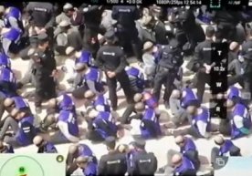 Хитойда қўллари орқадан кишанланган, кўзлари боғланган ва