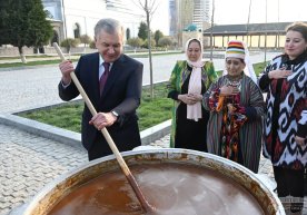 Shavkat Mirziyoyev Gulzor mahallasi va 1-bolalar musiqa va san’at maktabiga tashrif buyurdi фото