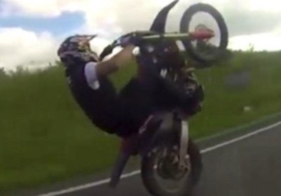 Британиялик шоввоз ўғирланган мотоциклда тезликни ошириш рекордини ўрнатди (Видео) фото