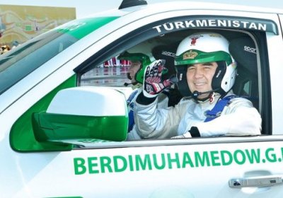 Turkmaniston prezidenti o‘g‘li bilan yangi poyga avtomobilini sinovdan o‘tkazdi (video) фото