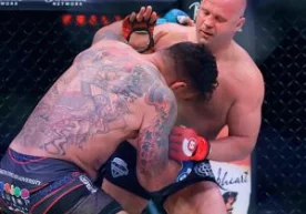 Россиялик аралаш яккакураш жангчиси, “Сўнгги император”