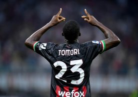 Англиялик ҳимоячи Фикайо Томори Хорватиялик ярим ҳимоячи