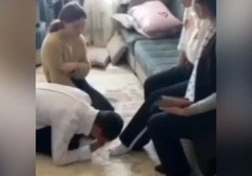 Самарқандда ўқувчилар узр сўраш учун тиз чўктирилди фото