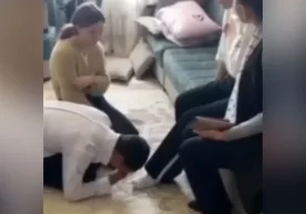 Samarqandda o‘quvchilar uzr so‘rash uchun tiz cho‘ktirildi фото