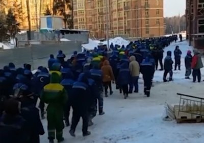 Moskvada o‘zbekistonlik migrantlar ommaviy norozilik mitingi o‘tkazdi фото