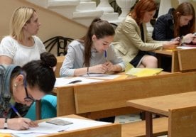 Адлия вазирлиги ўқувчилар телефонлардан университетлар