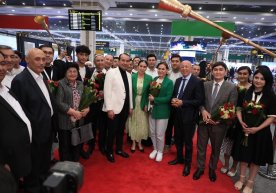 Mug‘om festivali g‘oliblari Toshkent xalqaro aeroportida tantanali kutib olindi фото