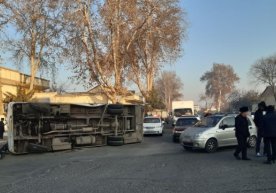 Qo‘qonda ichida 20 nafar yo‘lovchi bo‘lgan avtobus ag‘darildi фото