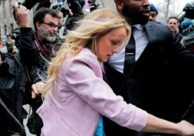 Бу порноактриса Америкада Сторми Дэниелс (Stormy Daniels)
