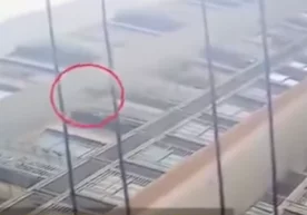 Xitoyda 6 yoshli qizcha 26-qavatdagi xonadon oynasidan