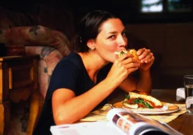 Фото: Cosmopolitan Уйда ўтирганда инсон хоҳлаб ёки