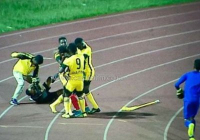 Qaror chiqarishda adashgan hakam futbolchilar tomonidan «futbol» qilindi (video) фото