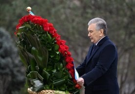 Shavkat Mirziyoyev laid a wreath at the monument to Islam Karimov (photo) фото