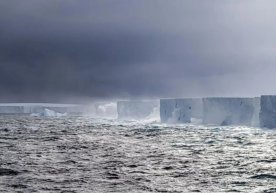 Dunyodagi eng yirik aysberg okean tuzog‘iga tushib qoldi фото