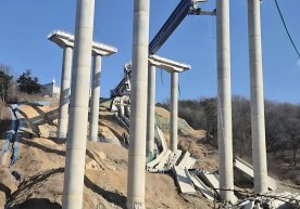 A bridge collapses in South Korea - there are victims and victims фото