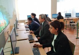 Ўқитувчилар компьютер саводхонлиги бўйича тест топширмоқда фото