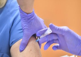 Россияда коронавирусга қарши учинчи вакцинани синовдан ўтказишга рухсат берилди фото