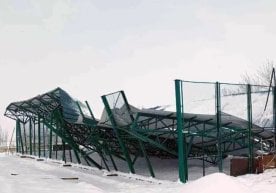 The roof of the soccer field collapsed in Jizzakh фото