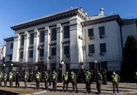 Rossiyaning Kiyevdagi elchixonasi bayrog‘i tushirildi фото