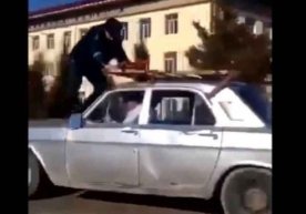 ShOK VIDEO: Dan xodimi bo‘ysunmagan haydovchi mashinasining ustiga chiqib oldi фото