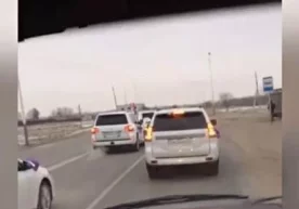 Qozog‘istonning Oqto‘besida to‘y korteji yo‘lda