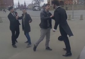 Москвадаги Қизил майдонда Пушкин ва Ленин қиёфасига кирган