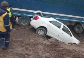 Qamchiq dovonida MAN yuk mashinasi va Cobalt xandaqqa tushib ketdi фото