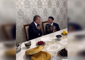 Shavkat Mirziyoyev Olmazorda istiqomat qiluvchi Ikkinchi Jahon urushi qatnashchisi xonadonida фото