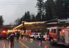 Вашингтон штатида тезюрар поезд ўз рельсидан чиқиб кетди