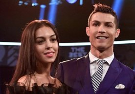Krishtianu Ronaldu Jorjina Rodrigesning qo‘lini so‘radi фото