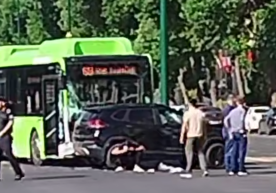 Taşkent şehrinin Yakkasaray ilçesinde bir otobüs ile binek
