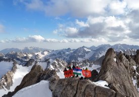 O‘zbekistonlik alpinistlar ilk bor yurtimizdagi eng baland nuqtaga ko‘tarildi фото