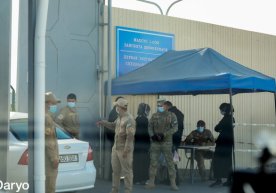 Зангиотадаги COVID-19 касалхонаси олдида маййитларни олиб кетиш учун юзага келган навбат видеоси тарқалди фото