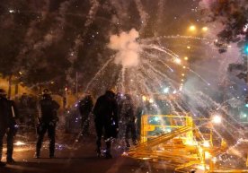 Parijdagi tartibsizliklar vaqtida politsiyaga hujum qilgan 12 yoshli bolalar hibsga olindi фото