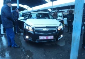 Сирғали машина бозори бу якшанба куни одамлар билан гавжум